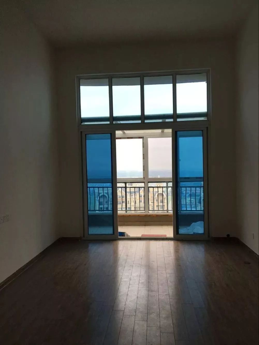 南京140平精裝房拆了重裝，改造出溫馨簡(jiǎn)美風(fēng)之家！05客廳改造前