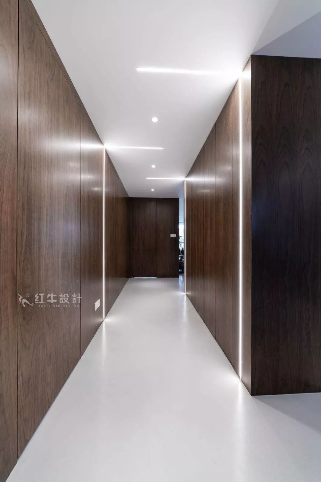 南京仙龍灣280㎡后現(xiàn)代風(fēng)格--對于現(xiàn)代主義的反叛09過道設(shè)計(jì)