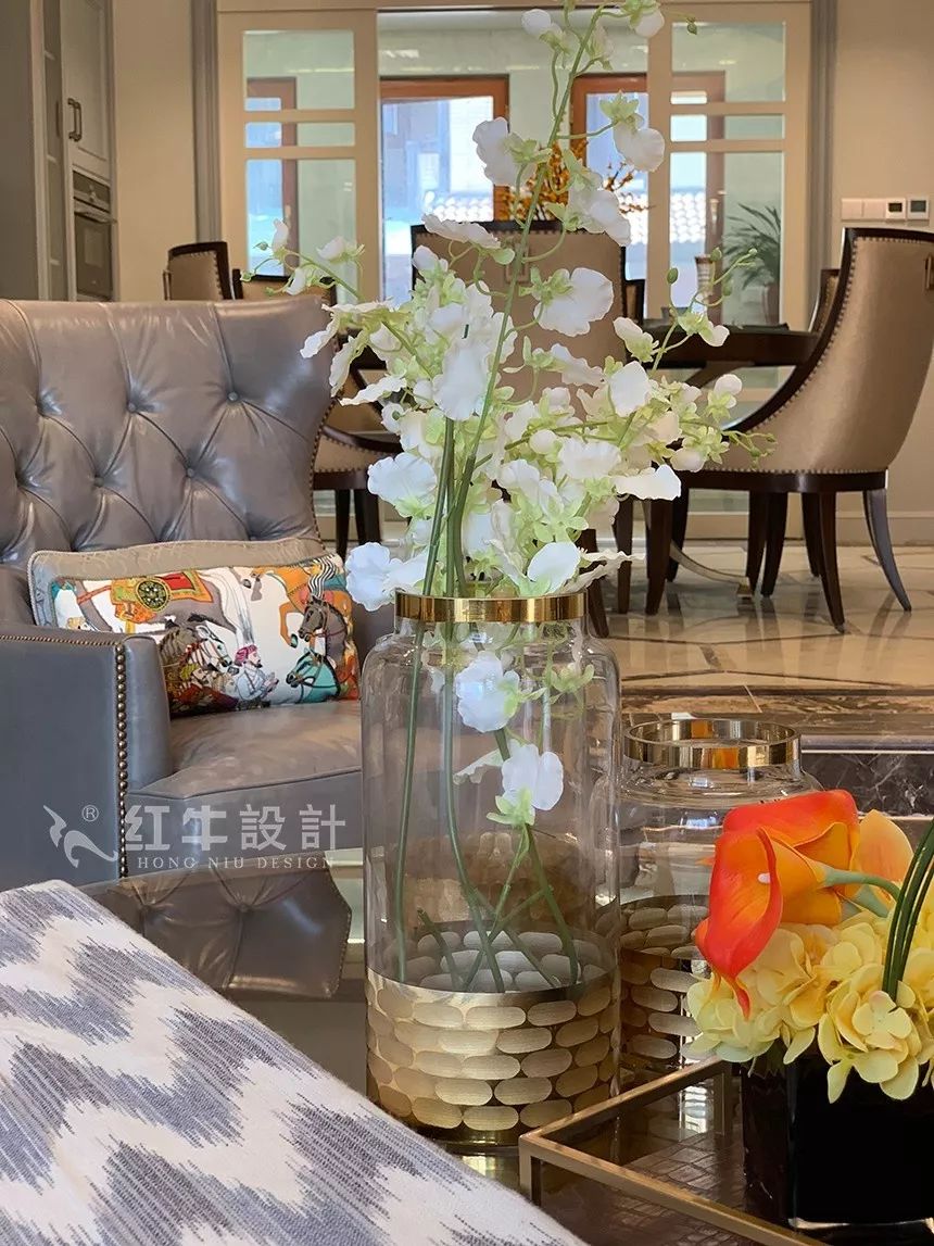 南京東墅山莊360㎡現(xiàn)代美式輕奢--設(shè)計(jì)師帶你欣賞完工別墅06客廳效果