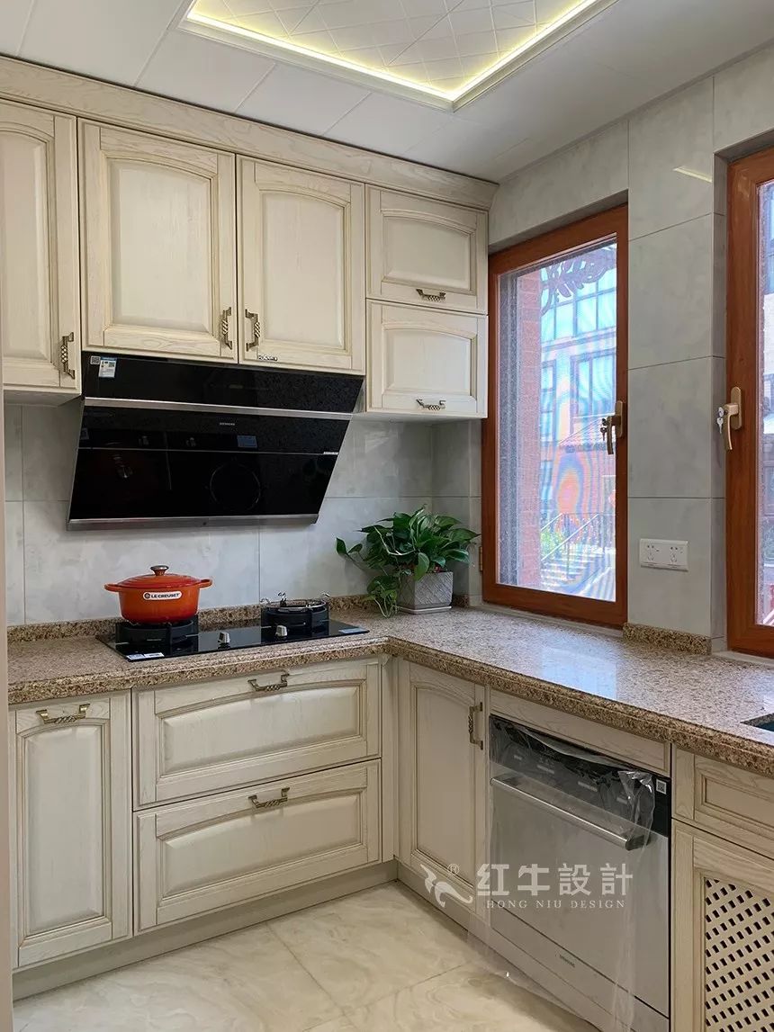 南京東墅山莊360㎡現(xiàn)代美式輕奢--設(shè)計(jì)師帶你欣賞完工別墅10廚房效果