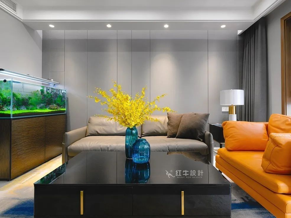 余瑋_金鼎灣花園135㎡輕奢風(fēng)格--老房升級(jí)改造，前后對(duì)比大變樣！01客廳