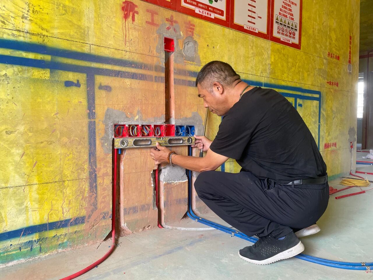 金九銀十裝修季｜南京紅牛裝飾工程總監(jiān)：工地巡檢無(wú)小事，嚴(yán)苛落實(shí)工藝標(biāo)準(zhǔn)！