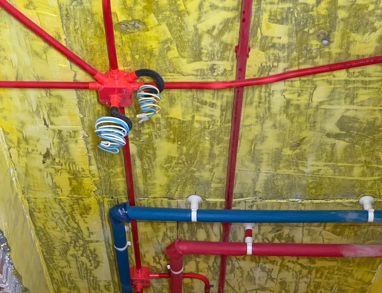 差別真的太大了！南京紅牛裝飾標(biāo)準(zhǔn)化水電工藝vs非正規(guī)／熟人施工隊(duì)的水電工藝！09